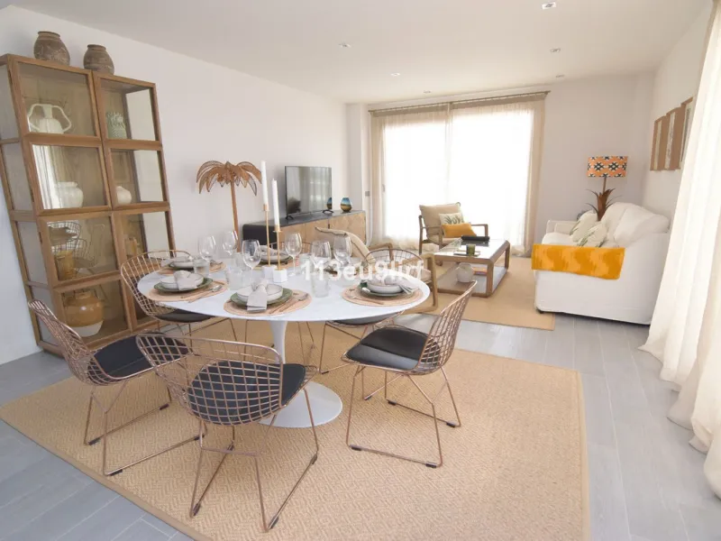 Located just minutes from the heart of the picturesque white village of Benalmádena Pueblo, this spacious luxury apartment offers the perfect blend of tranquility and convenience. Enjoy peaceful surroundings while remaining within easy reach of charming s