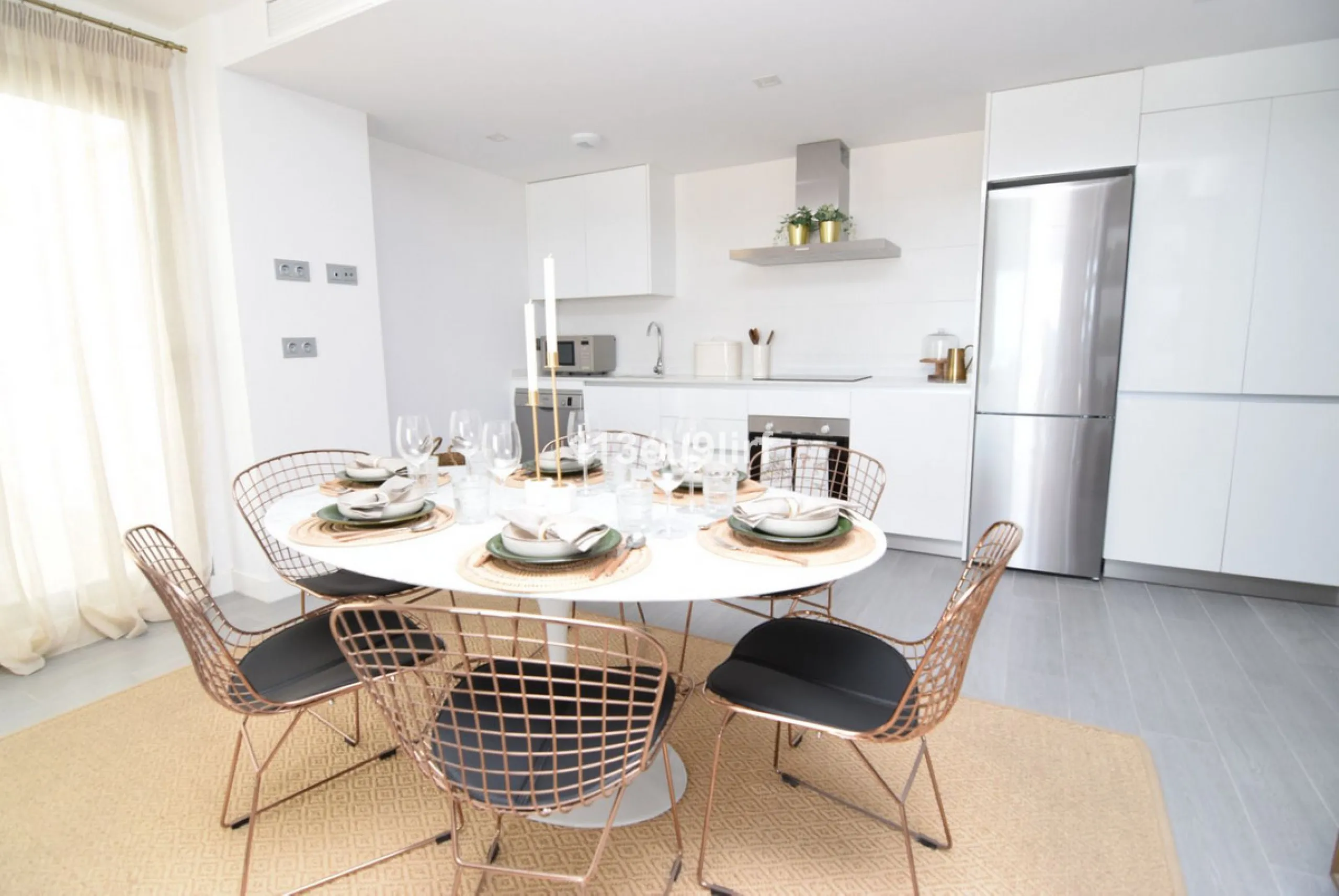 Located just minutes from the heart of the picturesque white village of Benalmádena Pueblo, this spacious luxury apartment offers the perfect blend of tranquility and convenience. Enjoy peaceful surroundings while remaining within easy reach of charming s