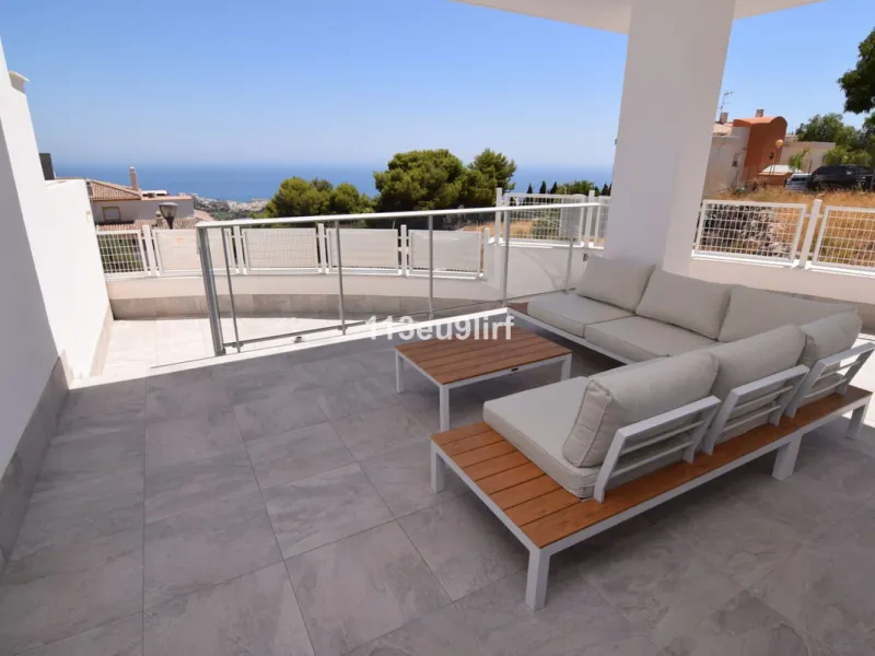 Located just minutes from the heart of the picturesque white village of Benalmádena Pueblo, this spacious luxury apartment offers the perfect blend of tranquility and convenience. Enjoy peaceful surroundings while remaining within easy reach of charming s
