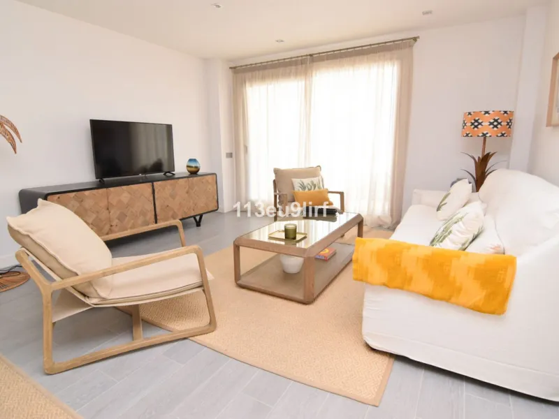 Located just minutes from the heart of the picturesque white village of Benalmádena Pueblo, this spacious luxury apartment offers the perfect blend of tranquility and convenience. Enjoy peaceful surroundings while remaining within easy reach of charming s