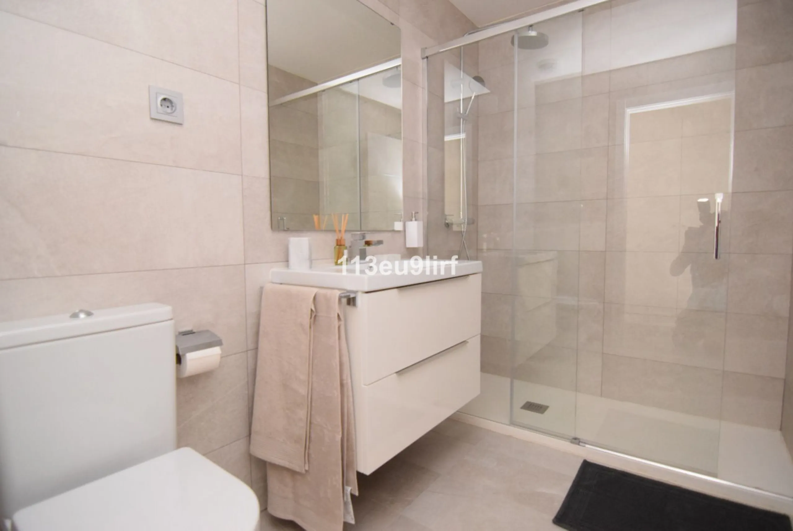 Located just minutes from the heart of the picturesque white village of Benalmádena Pueblo, this spacious luxury apartment offers the perfect blend of tranquility and convenience. Enjoy peaceful surroundings while remaining within easy reach of charming s