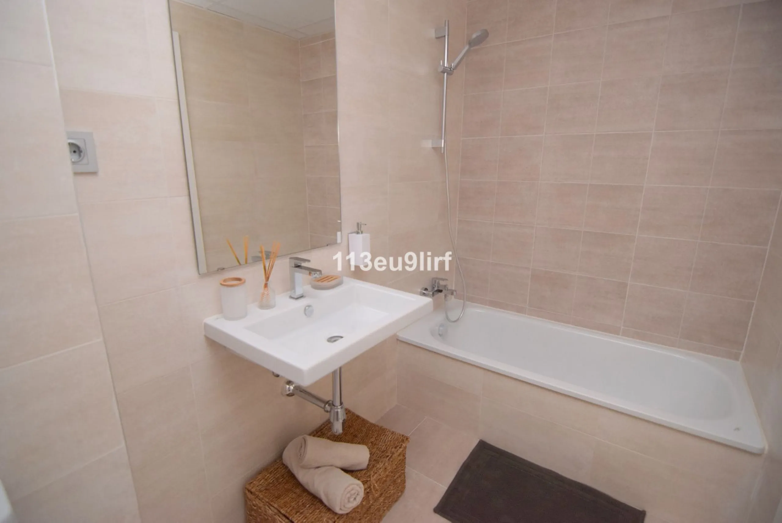 Located just minutes from the heart of the picturesque white village of Benalmádena Pueblo, this spacious luxury apartment offers the perfect blend of tranquility and convenience. Enjoy peaceful surroundings while remaining within easy reach of charming s