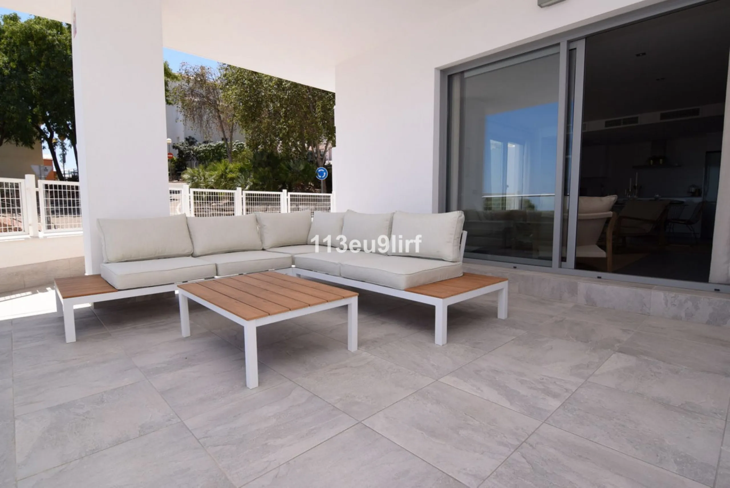 Located just minutes from the heart of the picturesque white village of Benalmádena Pueblo, this spacious luxury apartment offers the perfect blend of tranquility and convenience. Enjoy peaceful surroundings while remaining within easy reach of charming s