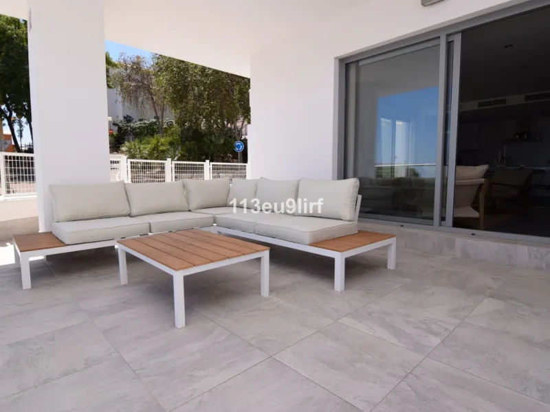 Located just minutes from the heart of the picturesque white village of Benalmádena Pueblo, this spacious luxury apartment offers the perfect blend of tranquility and convenience. Enjoy peaceful surroundings while remaining within easy reach of charming s