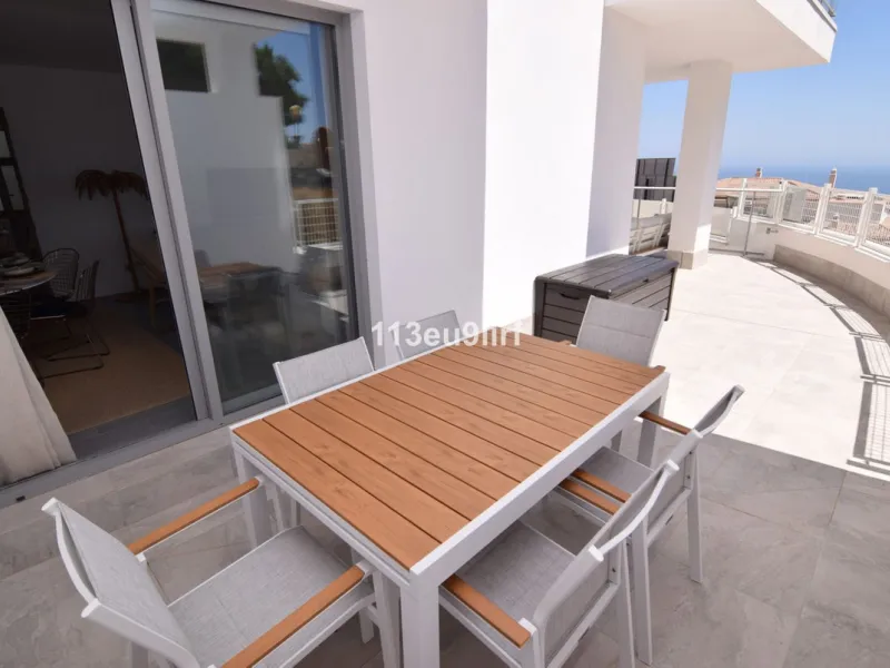 Located just minutes from the heart of the picturesque white village of Benalmádena Pueblo, this spacious luxury apartment offers the perfect blend of tranquility and convenience. Enjoy peaceful surroundings while remaining within easy reach of charming s