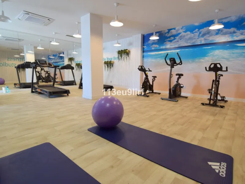 Located just minutes from the heart of the picturesque white village of Benalmádena Pueblo, this spacious luxury apartment offers the perfect blend of tranquility and convenience. Enjoy peaceful surroundings while remaining within easy reach of charming s