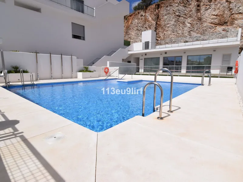 Located just minutes from the heart of the picturesque white village of Benalmádena Pueblo, this spacious luxury apartment offers the perfect blend of tranquility and convenience. Enjoy peaceful surroundings while remaining within easy reach of charming s