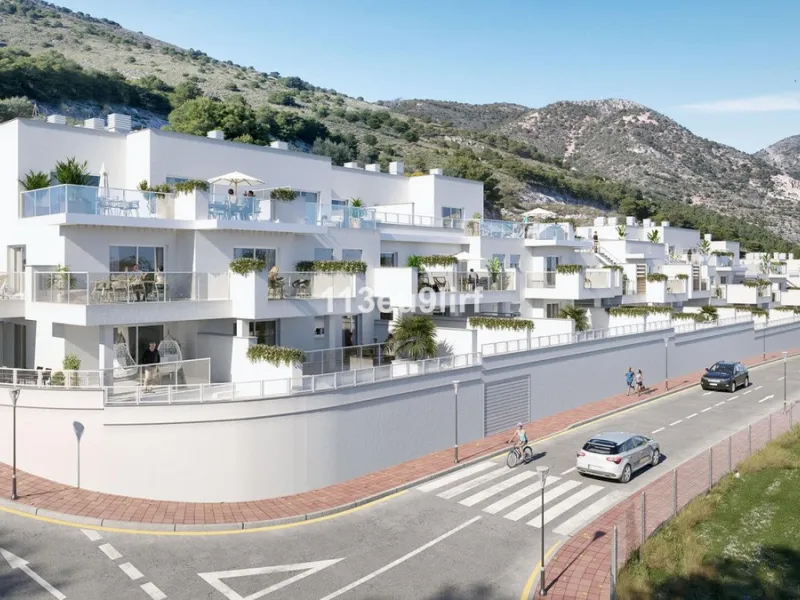 Located just minutes from the heart of the picturesque white village of Benalmádena Pueblo, this spacious luxury apartment offers the perfect blend of tranquility and convenience. Enjoy peaceful surroundings while remaining within easy reach of charming s
