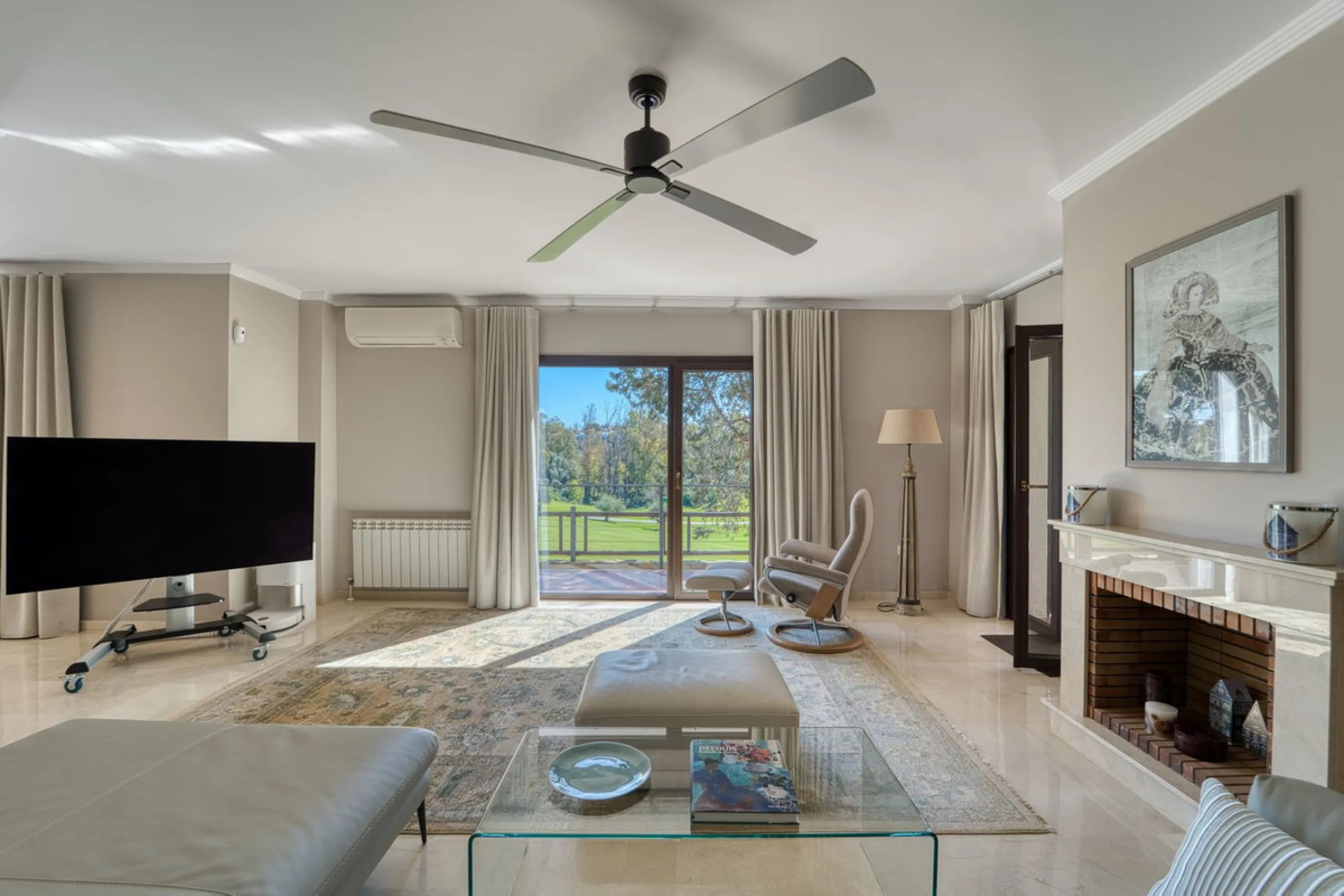 House - Detached Villa в продаже в Marbella, Málaga. В доме 5 спален и 4 ванных комнат. Площадь дома 418 м². Площадь участка 551 м²