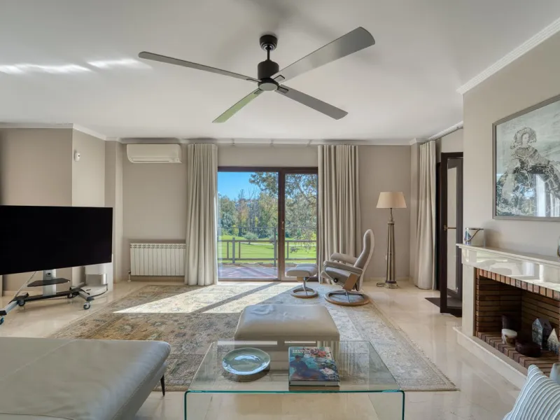 House - Detached Villa в продаже в Marbella, Málaga. В доме 5 спален и 4 ванных комнат. Площадь дома 418 м². Площадь участка 551 м²
