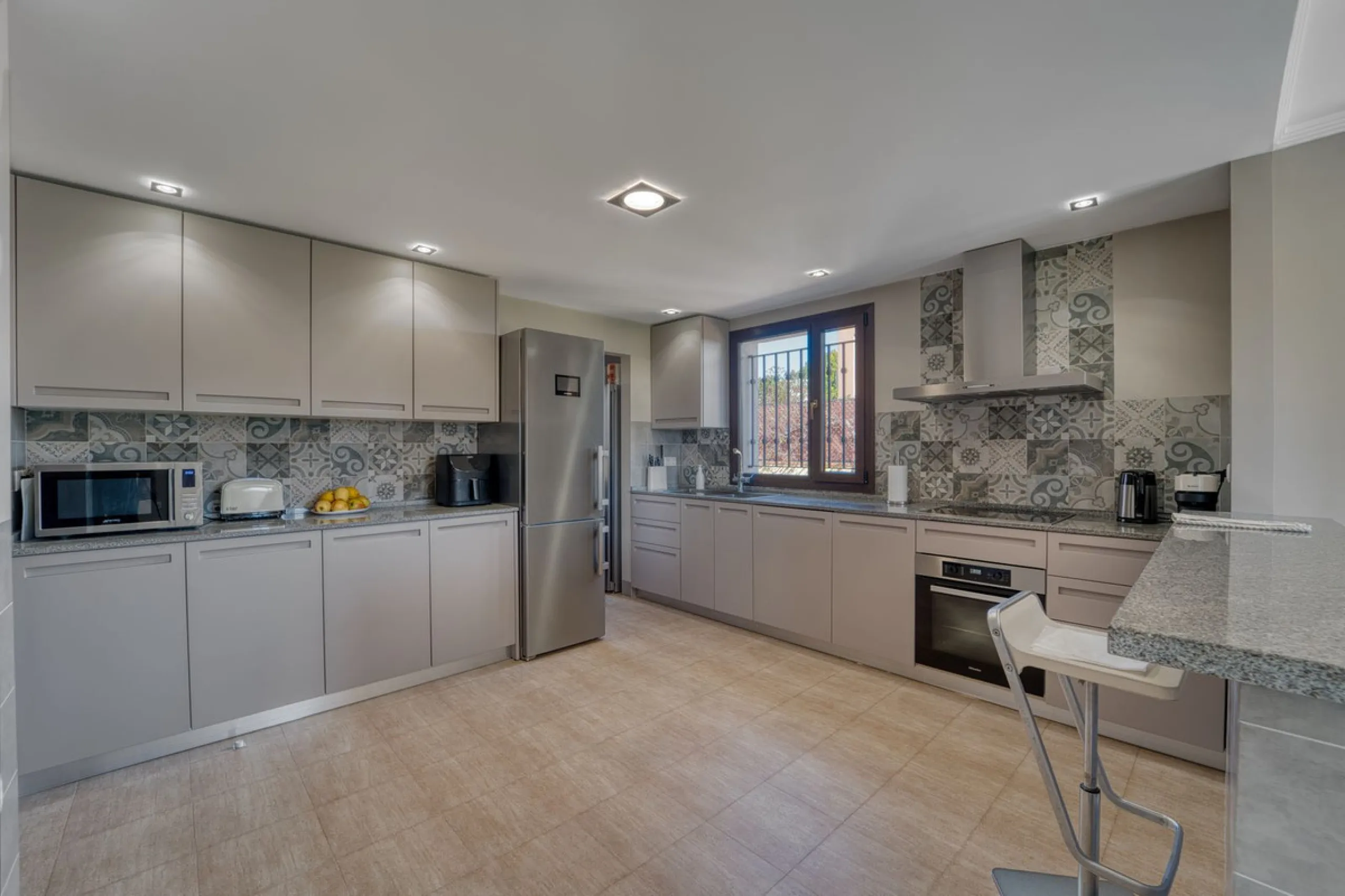 House - Detached Villa в продаже в Marbella, Málaga. В доме 5 спален и 4 ванных комнат. Площадь дома 418 м². Площадь участка 551 м²