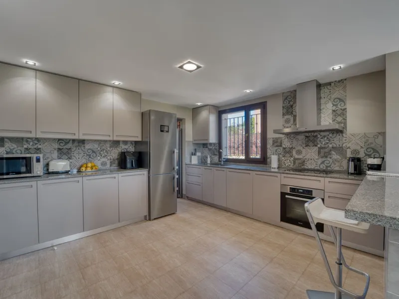 House - Detached Villa в продаже в Marbella, Málaga. В доме 5 спален и 4 ванных комнат. Площадь дома 418 м². Площадь участка 551 м²