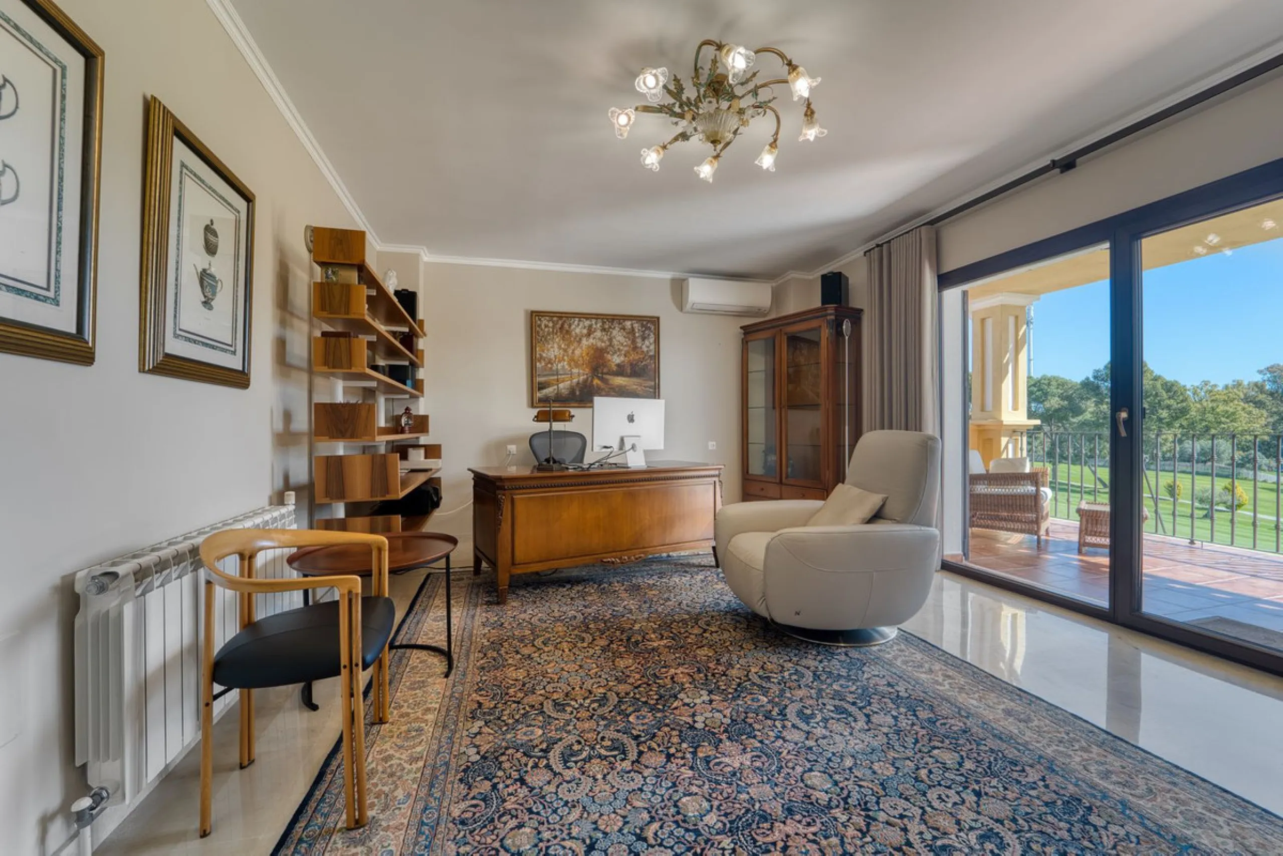 House - Detached Villa в продаже в Marbella, Málaga. В доме 5 спален и 4 ванных комнат. Площадь дома 418 м². Площадь участка 551 м²
