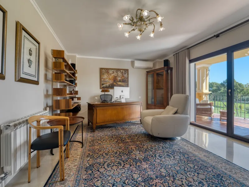 House - Detached Villa в продаже в Marbella, Málaga. В доме 5 спален и 4 ванных комнат. Площадь дома 418 м². Площадь участка 551 м²