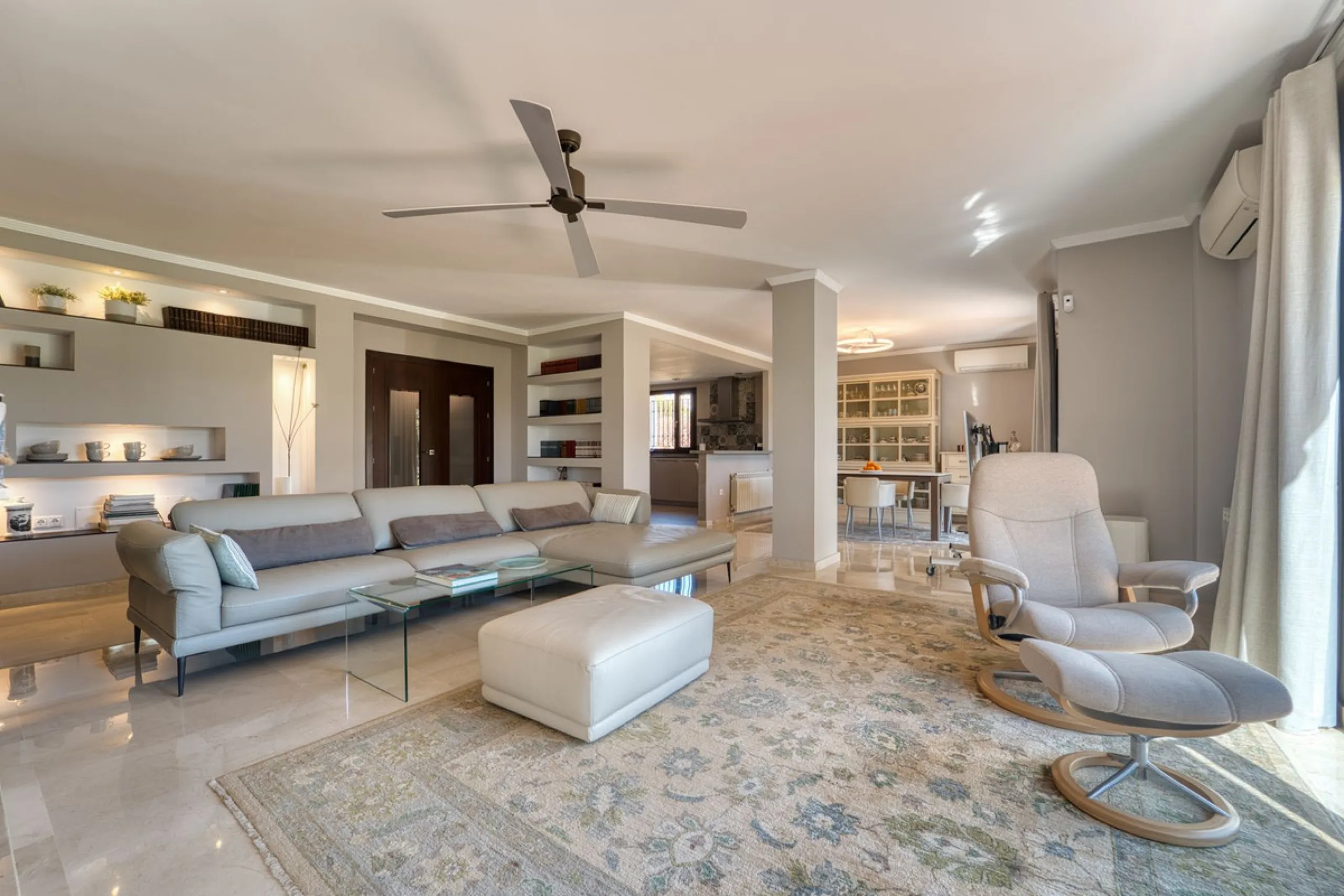 House - Detached Villa в продаже в Marbella, Málaga. В доме 5 спален и 4 ванных комнат. Площадь дома 418 м². Площадь участка 551 м²