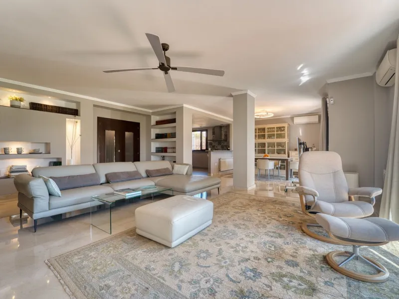 House - Detached Villa в продаже в Marbella, Málaga. В доме 5 спален и 4 ванных комнат. Площадь дома 418 м². Площадь участка 551 м²