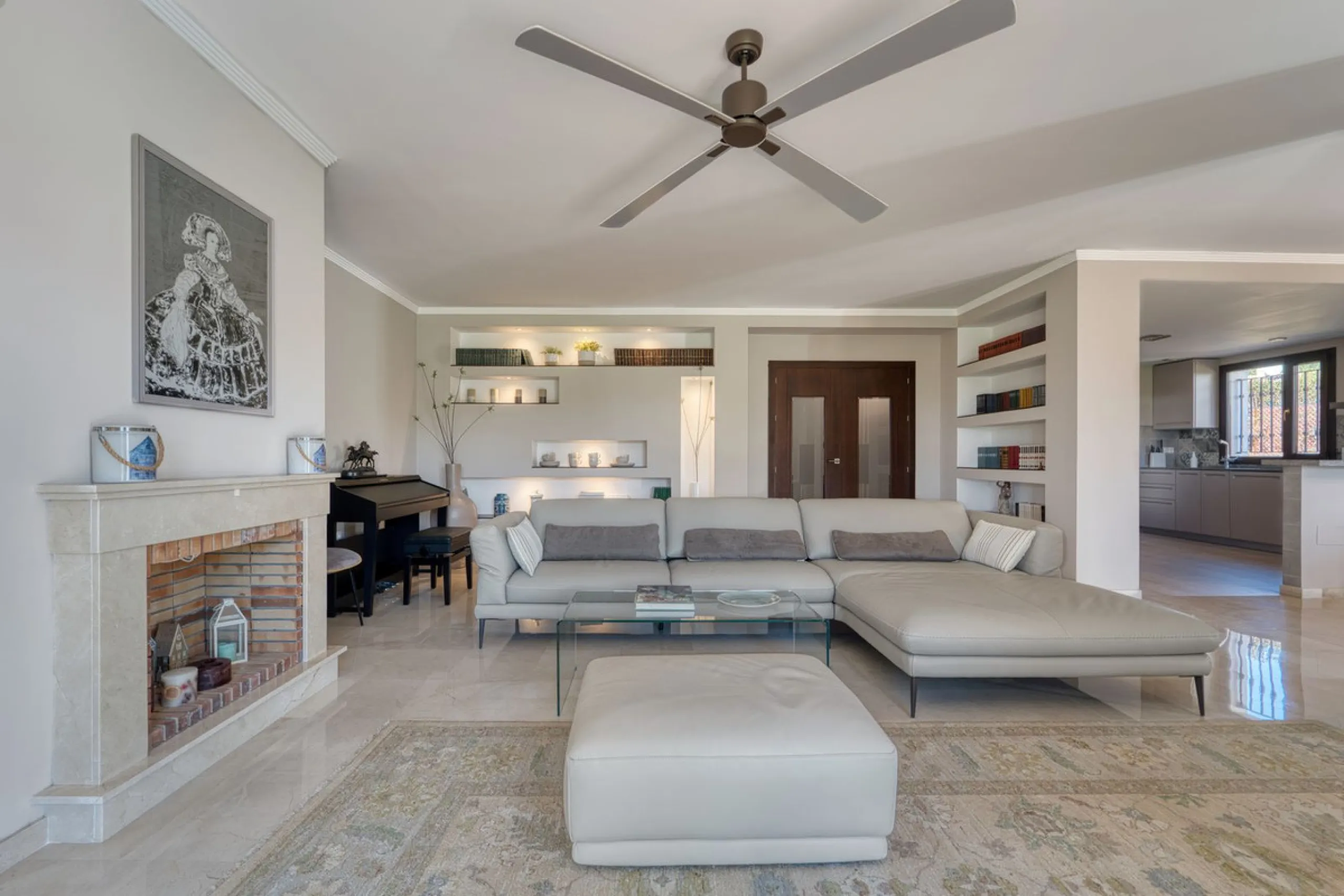 House - Detached Villa в продаже в Marbella, Málaga. В доме 5 спален и 4 ванных комнат. Площадь дома 418 м². Площадь участка 551 м²