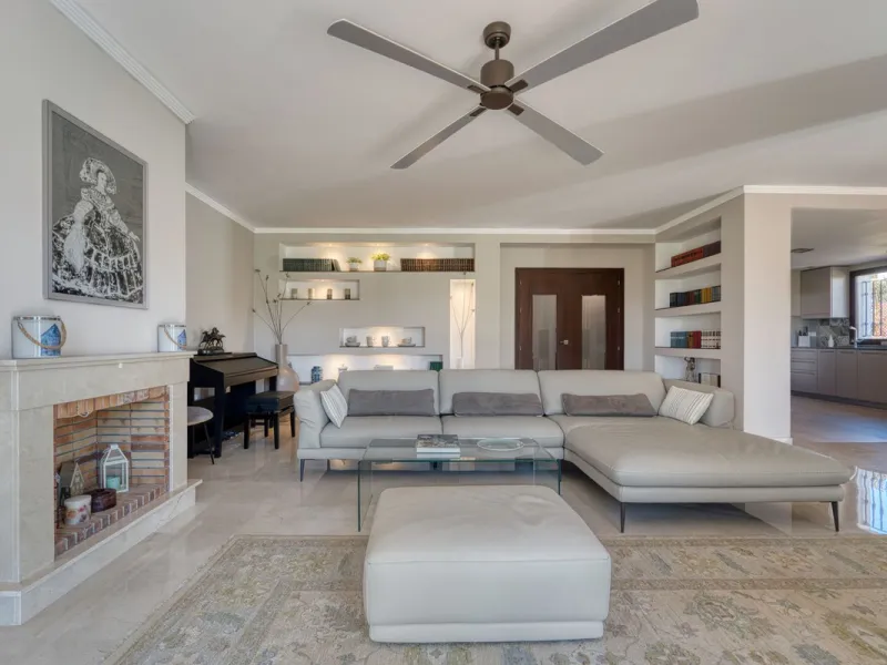 House - Detached Villa в продаже в Marbella, Málaga. В доме 5 спален и 4 ванных комнат. Площадь дома 418 м². Площадь участка 551 м²