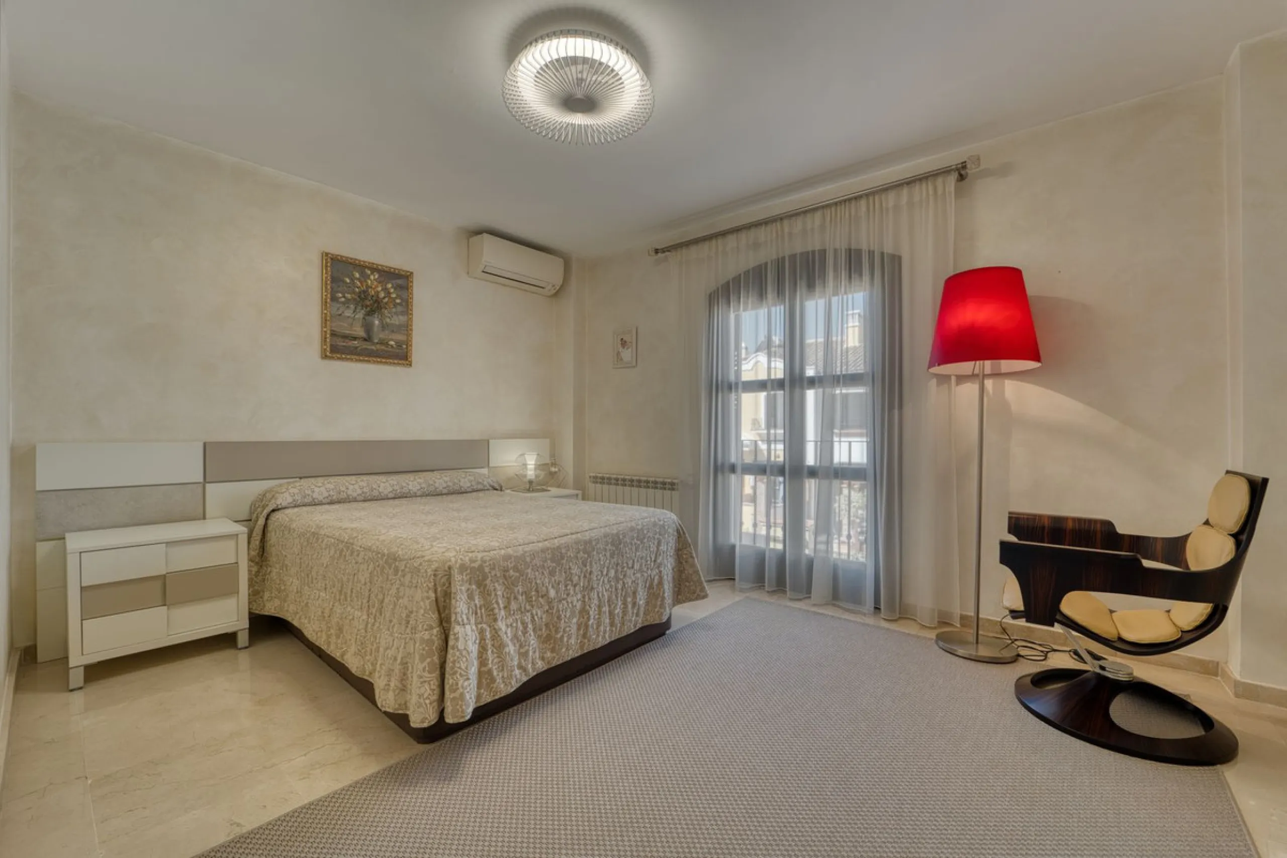 House - Detached Villa в продаже в Marbella, Málaga. В доме 5 спален и 4 ванных комнат. Площадь дома 418 м². Площадь участка 551 м²
