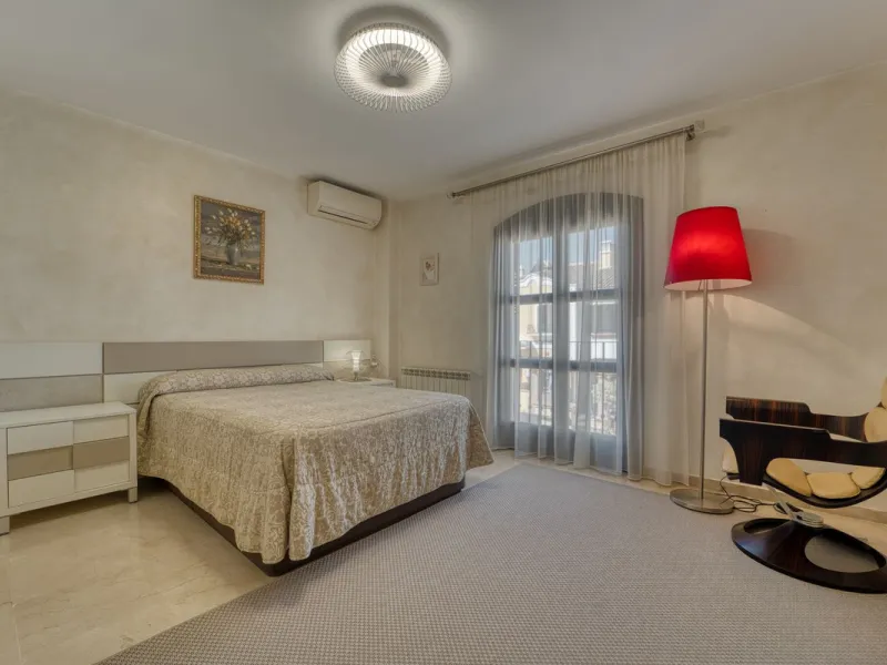 House - Detached Villa в продаже в Marbella, Málaga. В доме 5 спален и 4 ванных комнат. Площадь дома 418 м². Площадь участка 551 м²