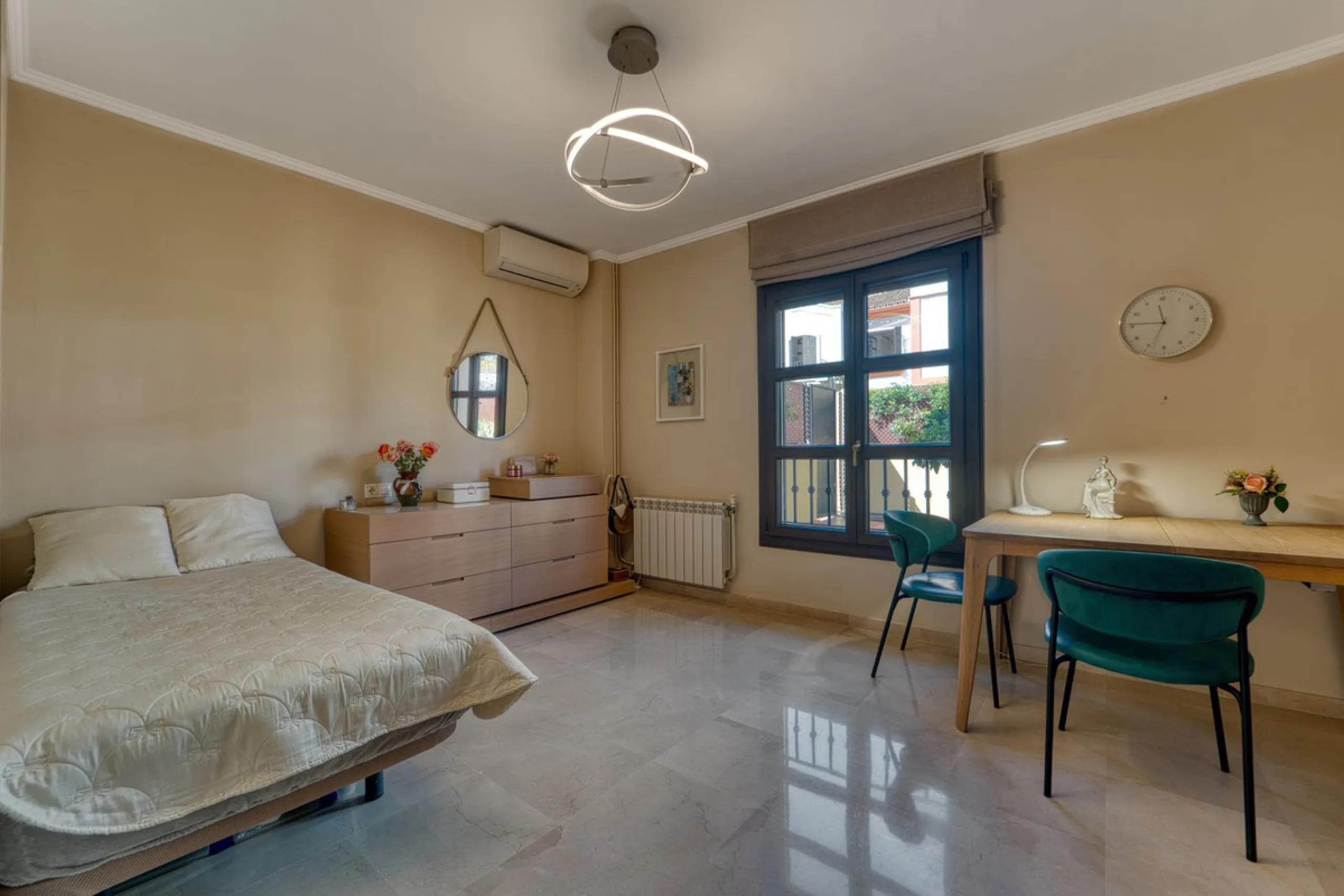 House - Detached Villa в продаже в Marbella, Málaga. В доме 5 спален и 4 ванных комнат. Площадь дома 418 м². Площадь участка 551 м²