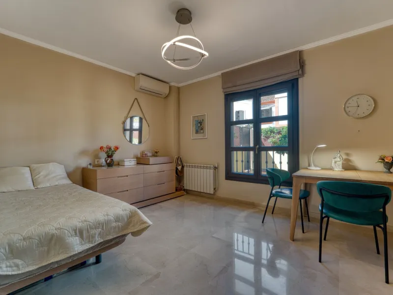 House - Detached Villa в продаже в Marbella, Málaga. В доме 5 спален и 4 ванных комнат. Площадь дома 418 м². Площадь участка 551 м²