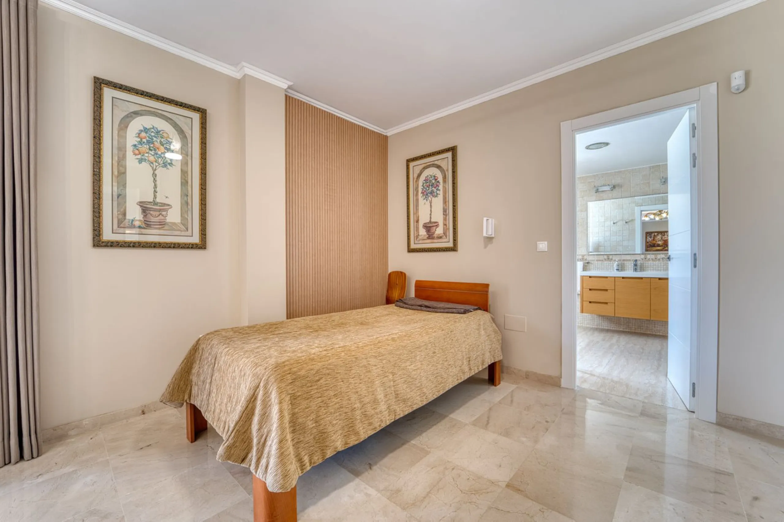 House - Detached Villa в продаже в Marbella, Málaga. В доме 5 спален и 4 ванных комнат. Площадь дома 418 м². Площадь участка 551 м²