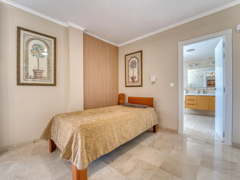 House - Detached Villa в продаже в Marbella, Málaga. В доме 5 спален и 4 ванных комнат. Площадь дома 418 м². Площадь участка 551 м²