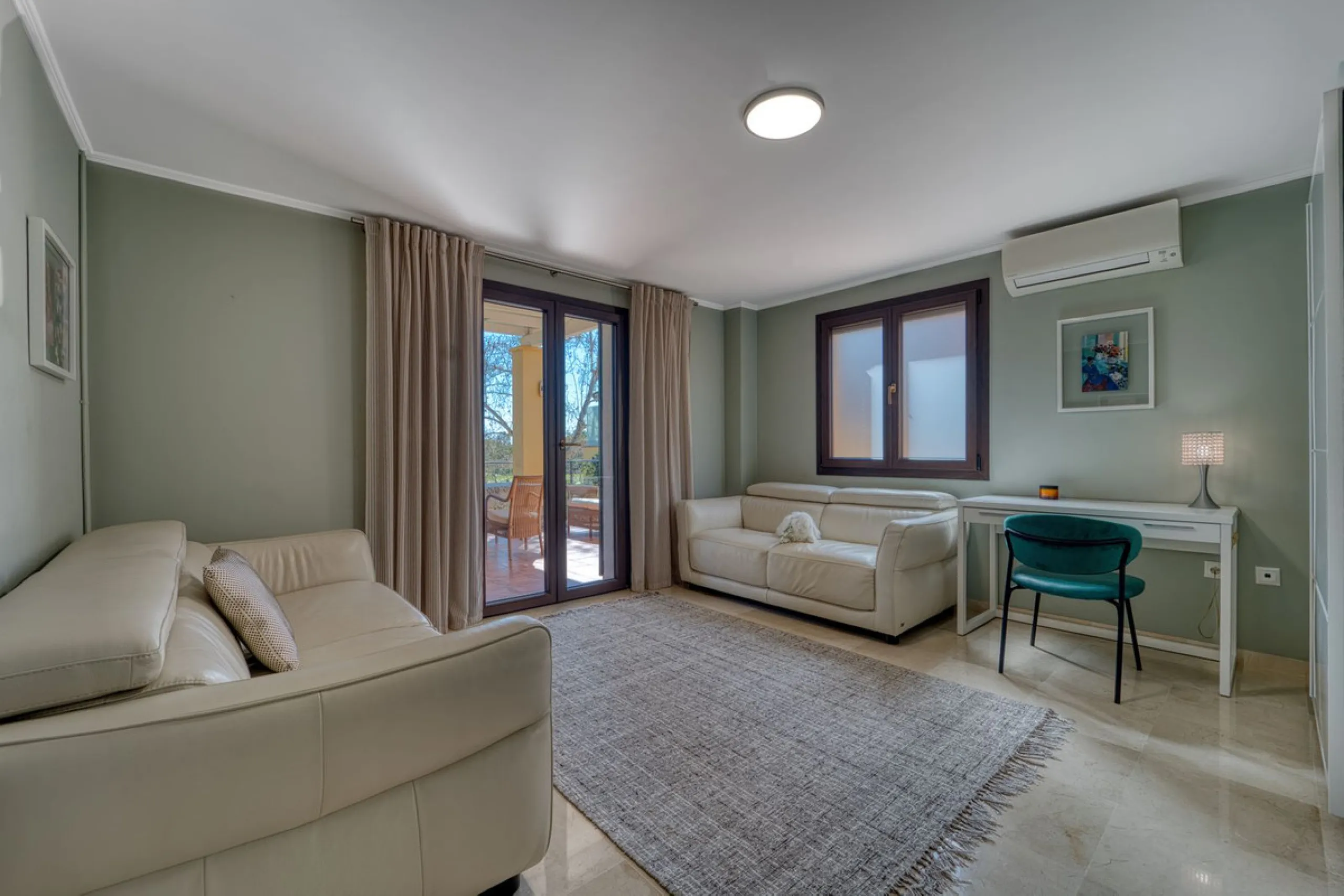 House - Detached Villa в продаже в Marbella, Málaga. В доме 5 спален и 4 ванных комнат. Площадь дома 418 м². Площадь участка 551 м²