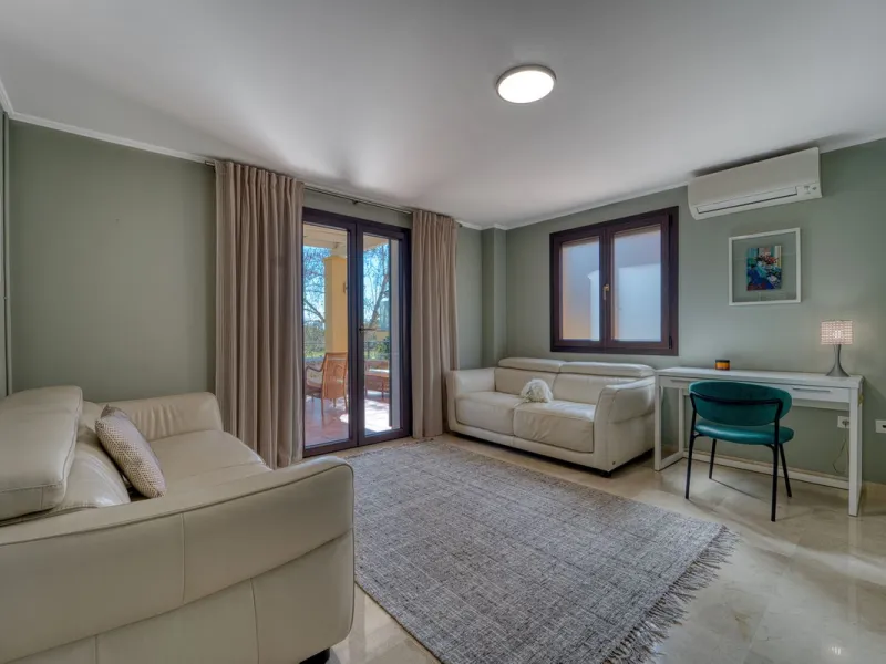 House - Detached Villa в продаже в Marbella, Málaga. В доме 5 спален и 4 ванных комнат. Площадь дома 418 м². Площадь участка 551 м²