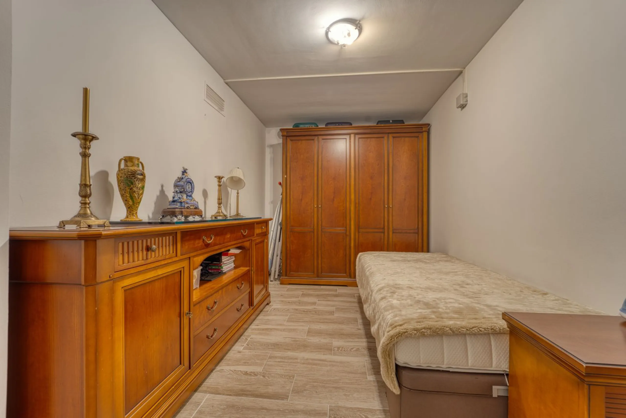 House - Detached Villa в продаже в Marbella, Málaga. В доме 5 спален и 4 ванных комнат. Площадь дома 418 м². Площадь участка 551 м²