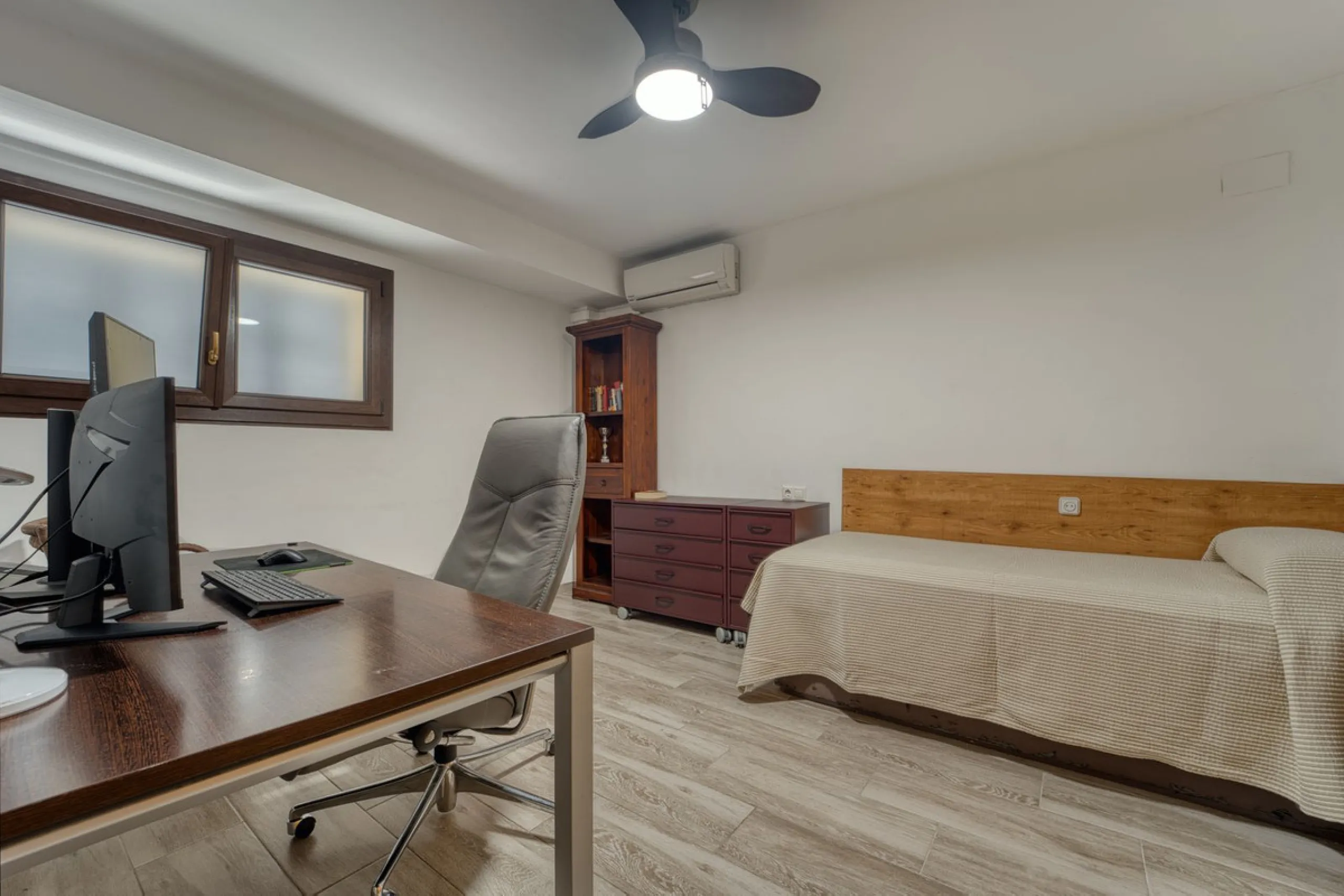 House - Detached Villa в продаже в Marbella, Málaga. В доме 5 спален и 4 ванных комнат. Площадь дома 418 м². Площадь участка 551 м²