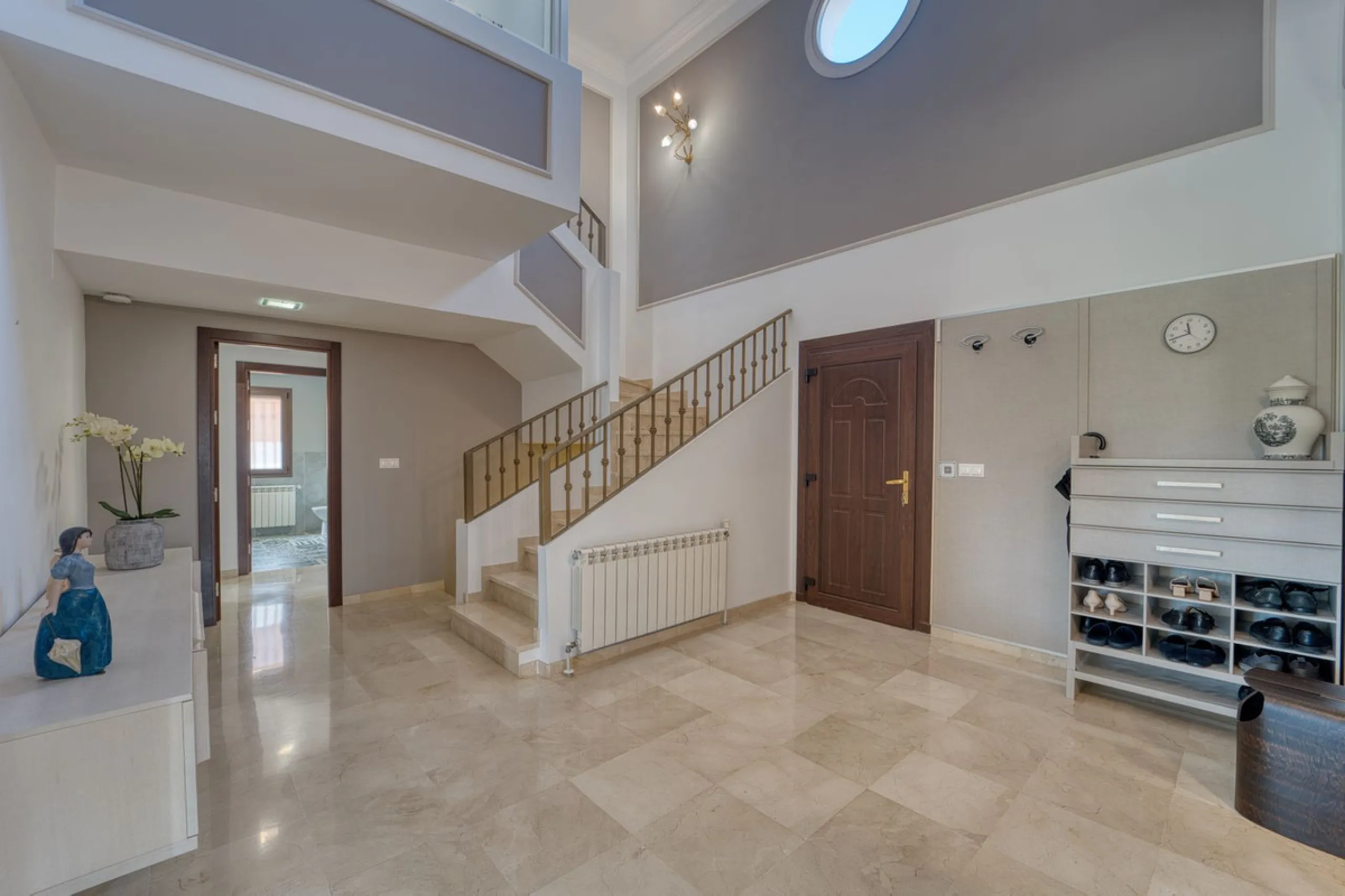 House - Detached Villa в продаже в Marbella, Málaga. В доме 5 спален и 4 ванных комнат. Площадь дома 418 м². Площадь участка 551 м²