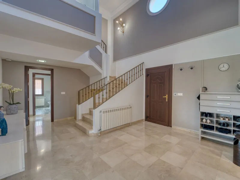 House - Detached Villa в продаже в Marbella, Málaga. В доме 5 спален и 4 ванных комнат. Площадь дома 418 м². Площадь участка 551 м²