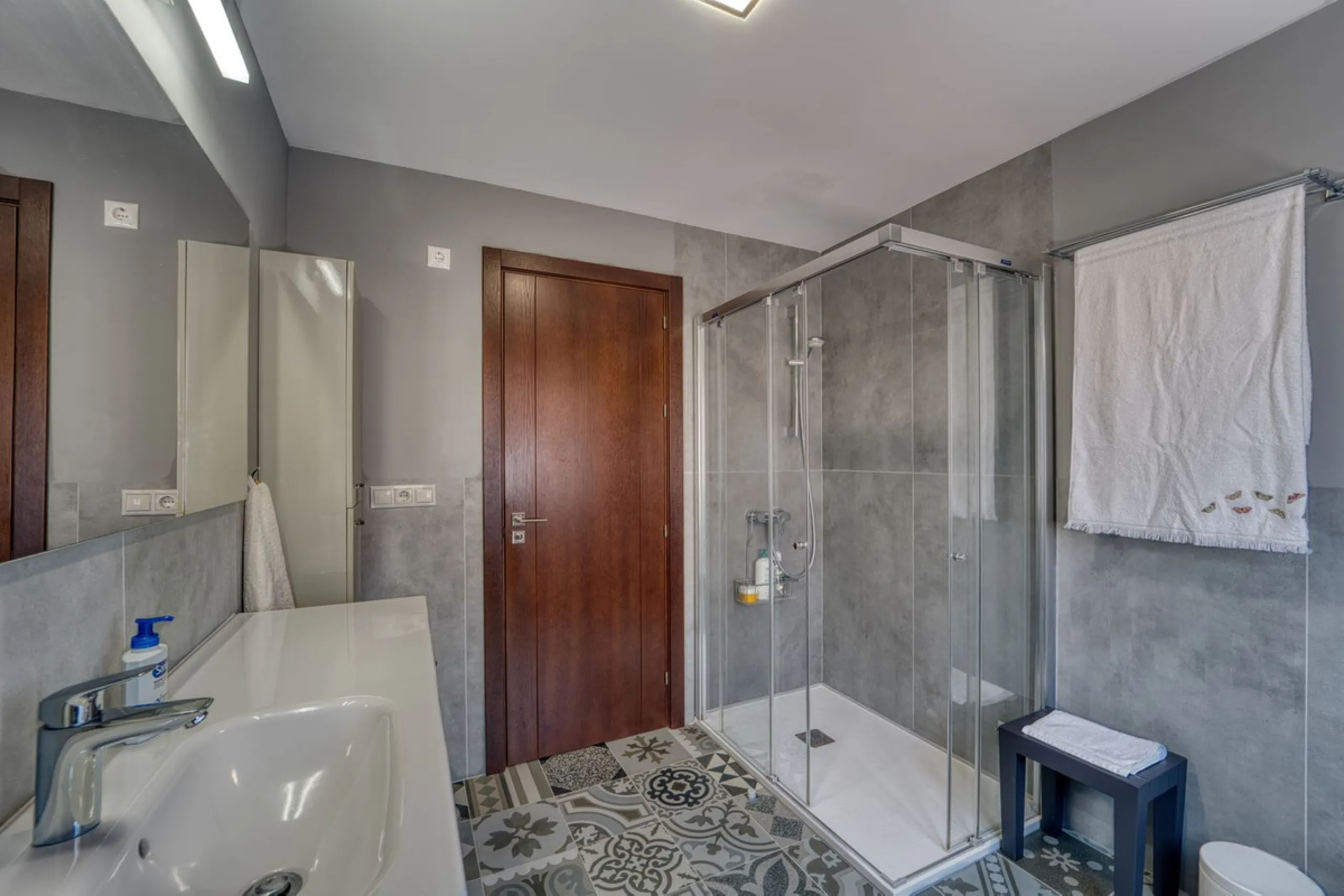 House - Detached Villa в продаже в Marbella, Málaga. В доме 5 спален и 4 ванных комнат. Площадь дома 418 м². Площадь участка 551 м²