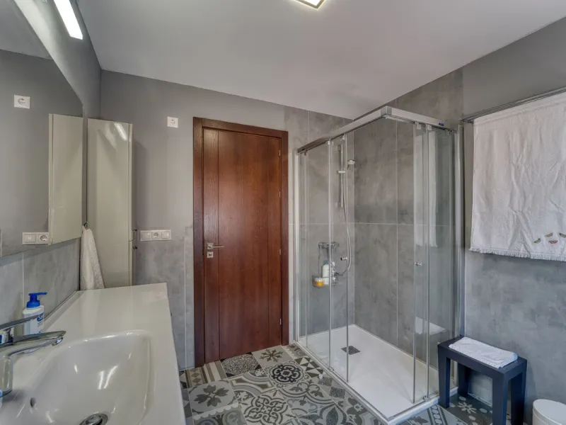 House - Detached Villa в продаже в Marbella, Málaga. В доме 5 спален и 4 ванных комнат. Площадь дома 418 м². Площадь участка 551 м²