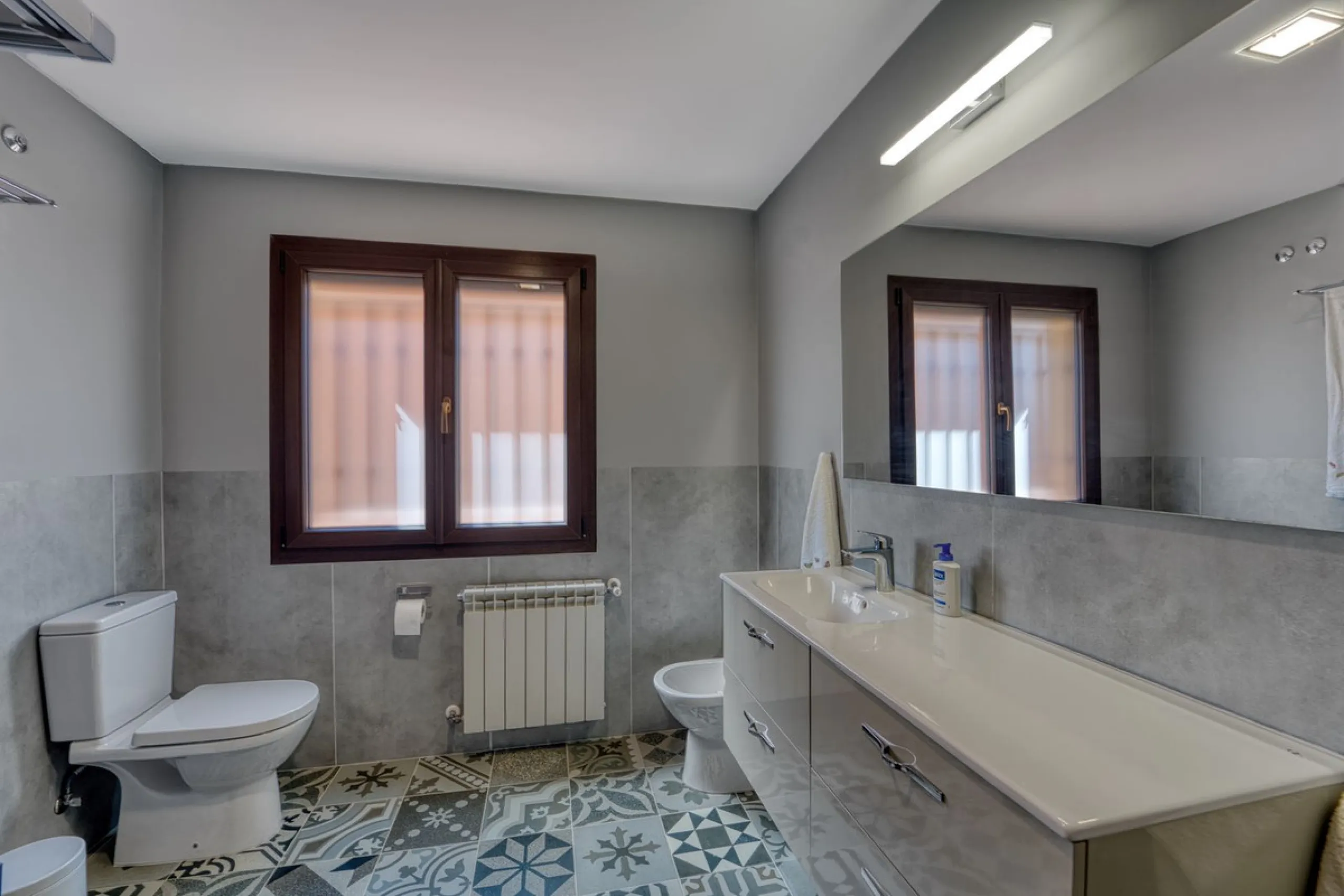 House - Detached Villa в продаже в Marbella, Málaga. В доме 5 спален и 4 ванных комнат. Площадь дома 418 м². Площадь участка 551 м²
