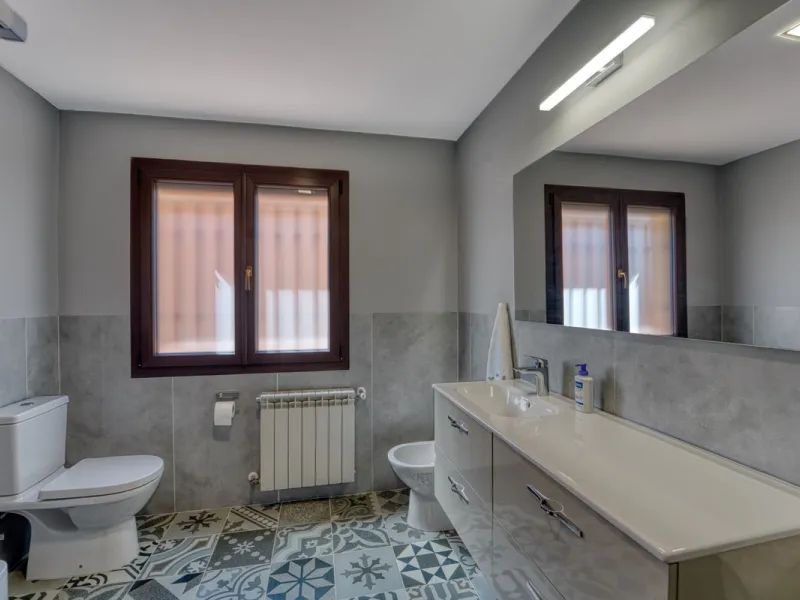 House - Detached Villa в продаже в Marbella, Málaga. В доме 5 спален и 4 ванных комнат. Площадь дома 418 м². Площадь участка 551 м²
