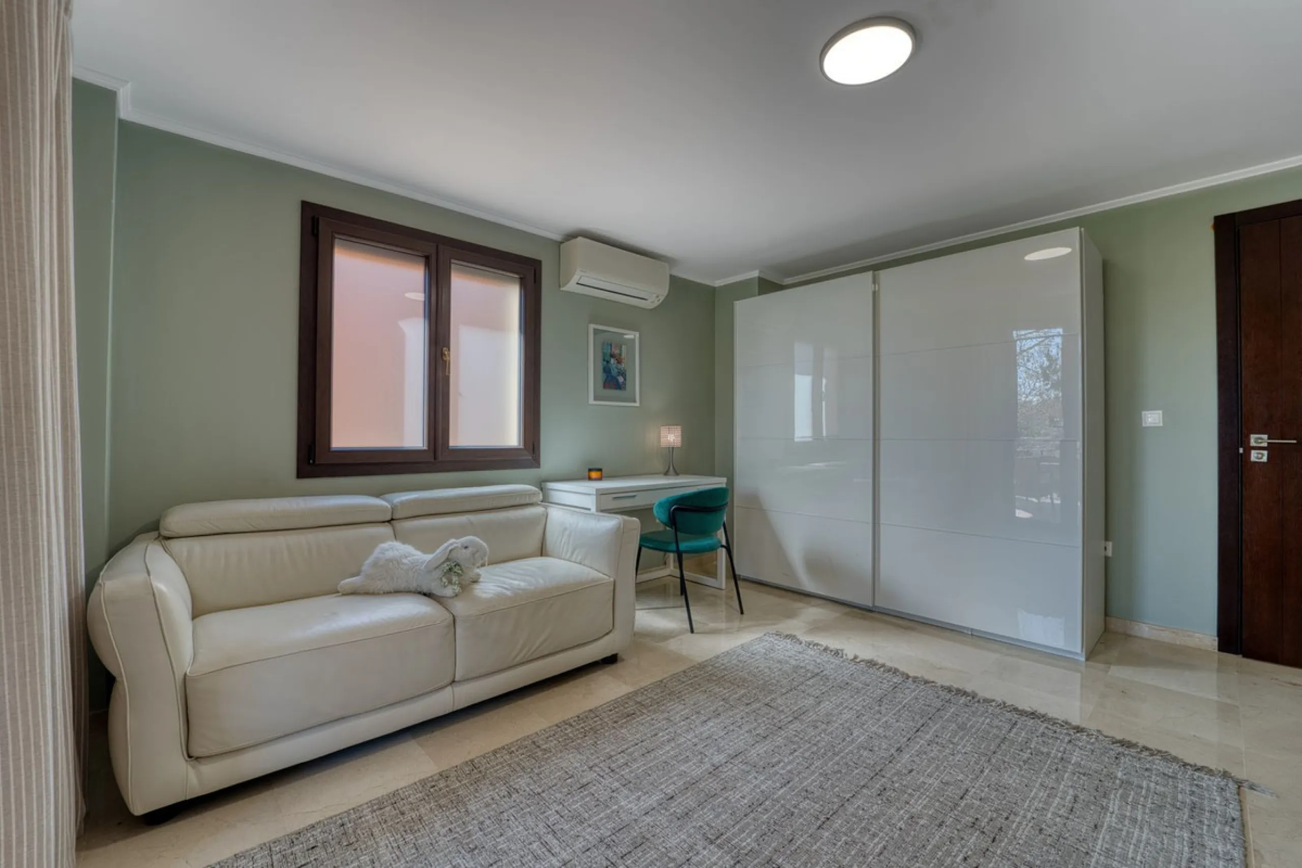House - Detached Villa в продаже в Marbella, Málaga. В доме 5 спален и 4 ванных комнат. Площадь дома 418 м². Площадь участка 551 м²