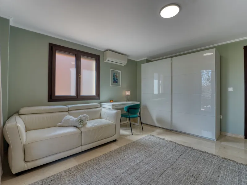 House - Detached Villa в продаже в Marbella, Málaga. В доме 5 спален и 4 ванных комнат. Площадь дома 418 м². Площадь участка 551 м²