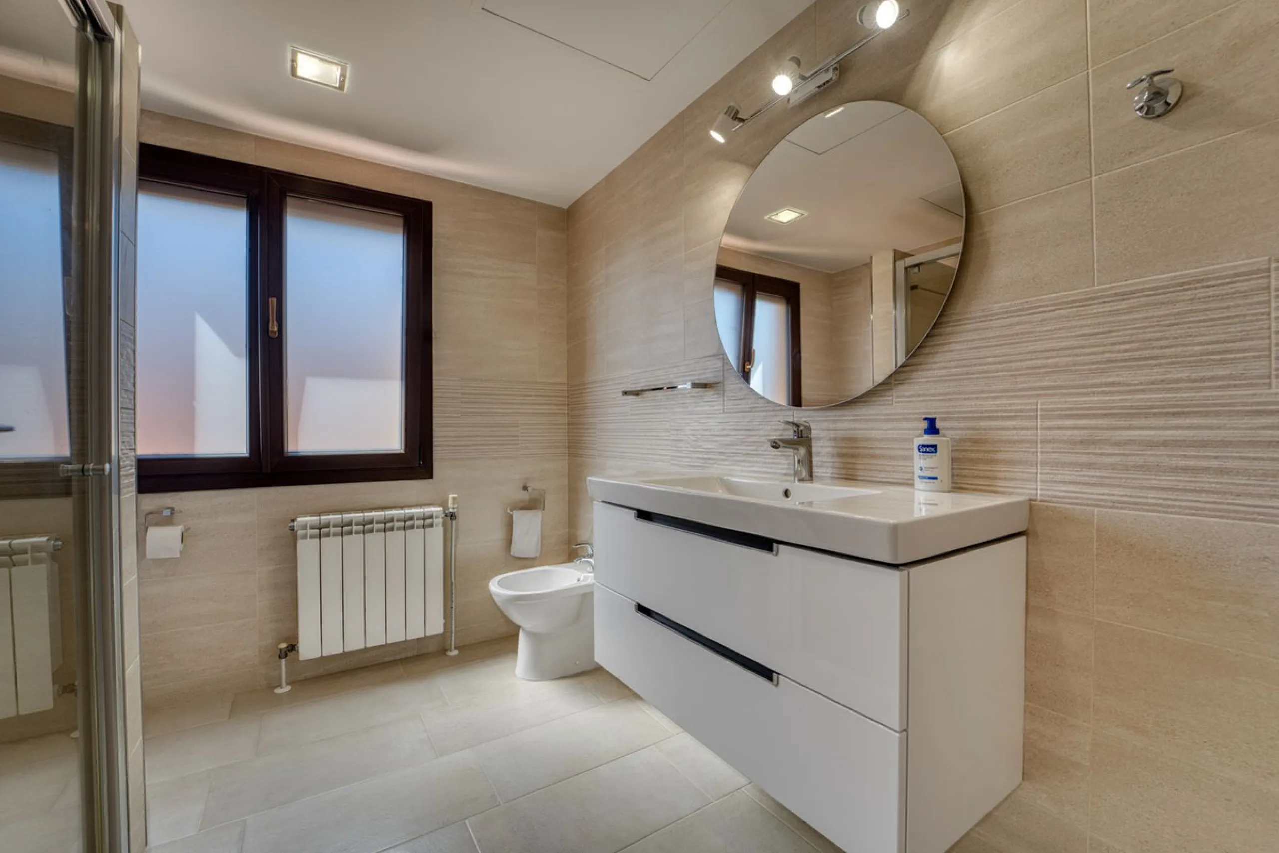 House - Detached Villa в продаже в Marbella, Málaga. В доме 5 спален и 4 ванных комнат. Площадь дома 418 м². Площадь участка 551 м²