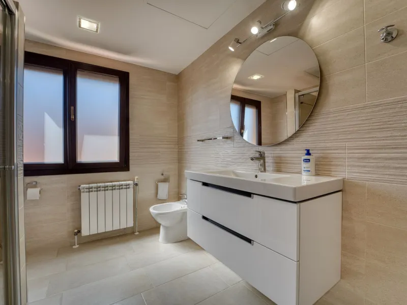 House - Detached Villa в продаже в Marbella, Málaga. В доме 5 спален и 4 ванных комнат. Площадь дома 418 м². Площадь участка 551 м²