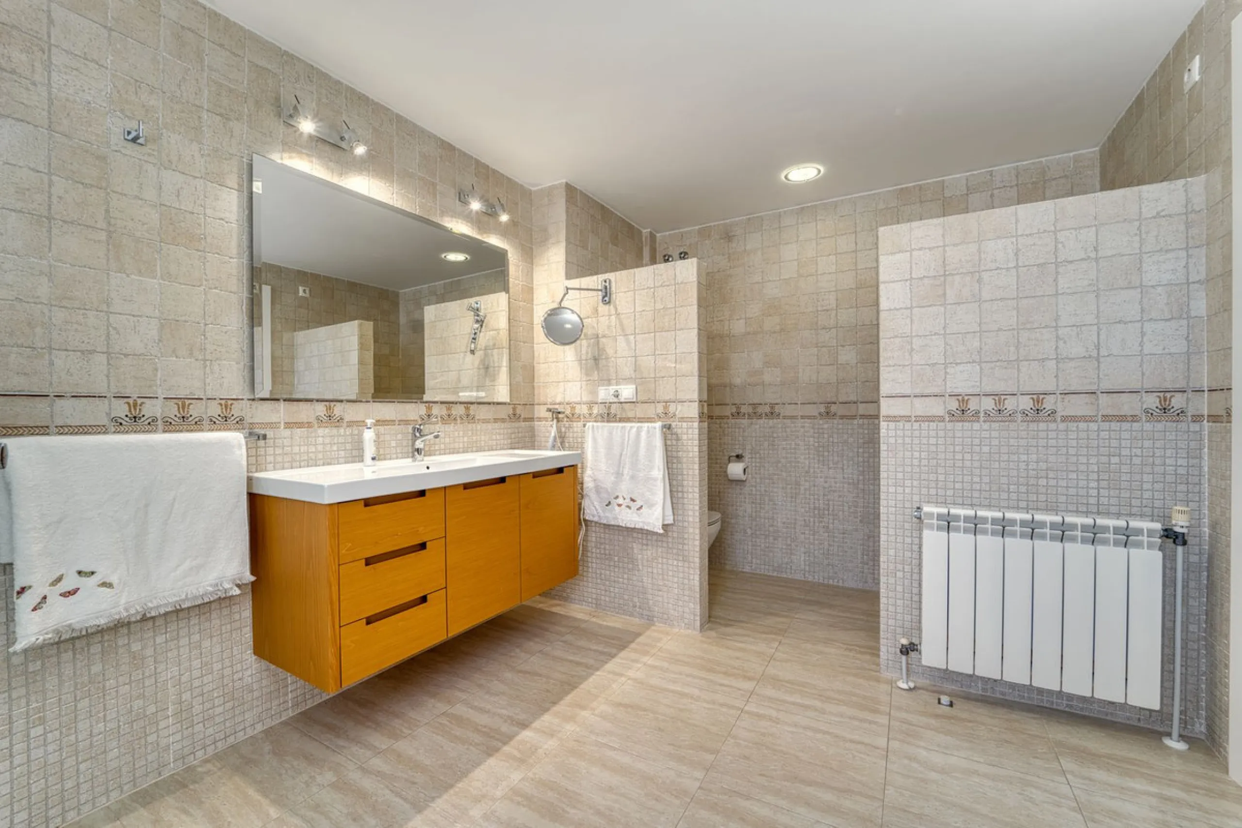 House - Detached Villa в продаже в Marbella, Málaga. В доме 5 спален и 4 ванных комнат. Площадь дома 418 м². Площадь участка 551 м²