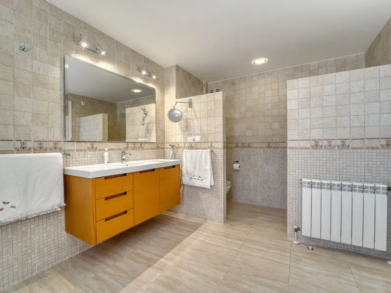 House - Detached Villa в продаже в Marbella, Málaga. В доме 5 спален и 4 ванных комнат. Площадь дома 418 м². Площадь участка 551 м²