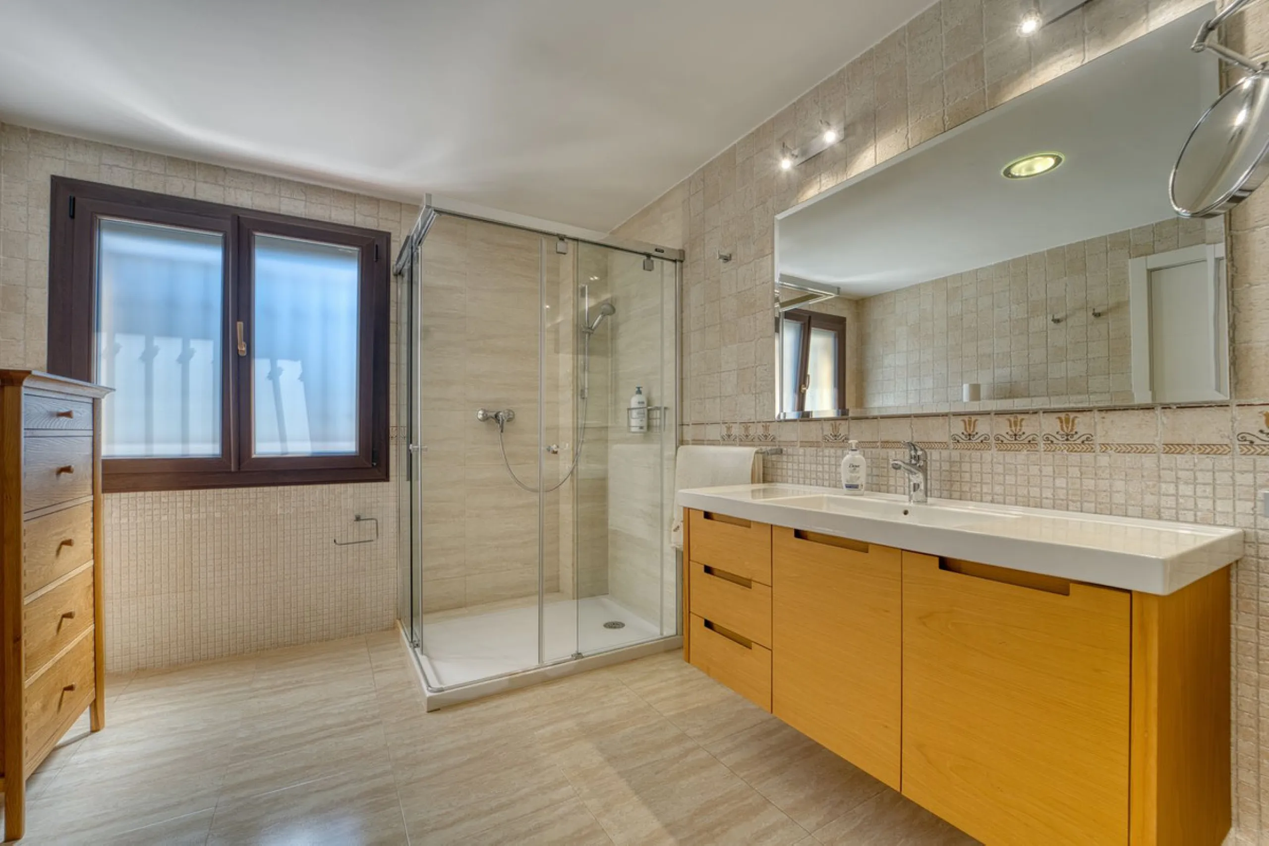House - Detached Villa в продаже в Marbella, Málaga. В доме 5 спален и 4 ванных комнат. Площадь дома 418 м². Площадь участка 551 м²
