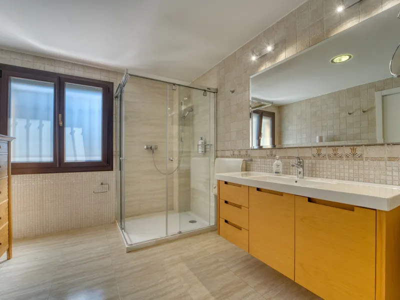 House - Detached Villa в продаже в Marbella, Málaga. В доме 5 спален и 4 ванных комнат. Площадь дома 418 м². Площадь участка 551 м²