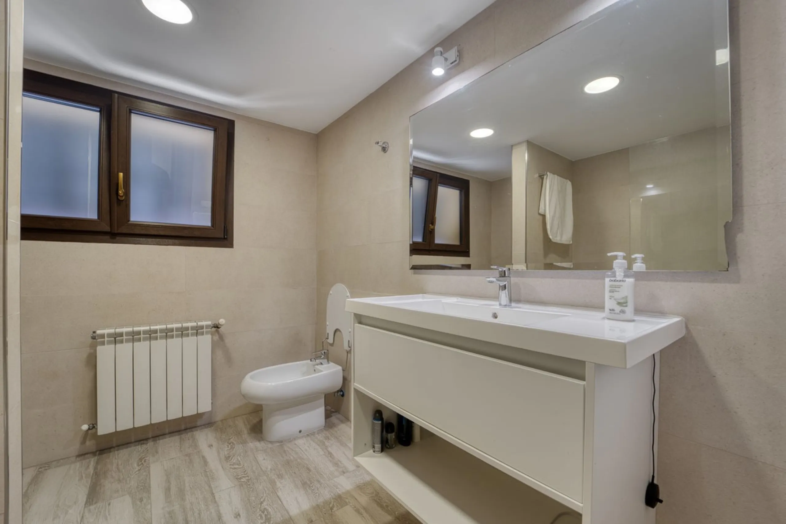 House - Detached Villa в продаже в Marbella, Málaga. В доме 5 спален и 4 ванных комнат. Площадь дома 418 м². Площадь участка 551 м²