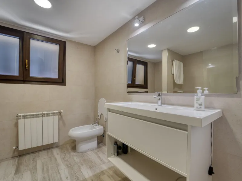House - Detached Villa в продаже в Marbella, Málaga. В доме 5 спален и 4 ванных комнат. Площадь дома 418 м². Площадь участка 551 м²