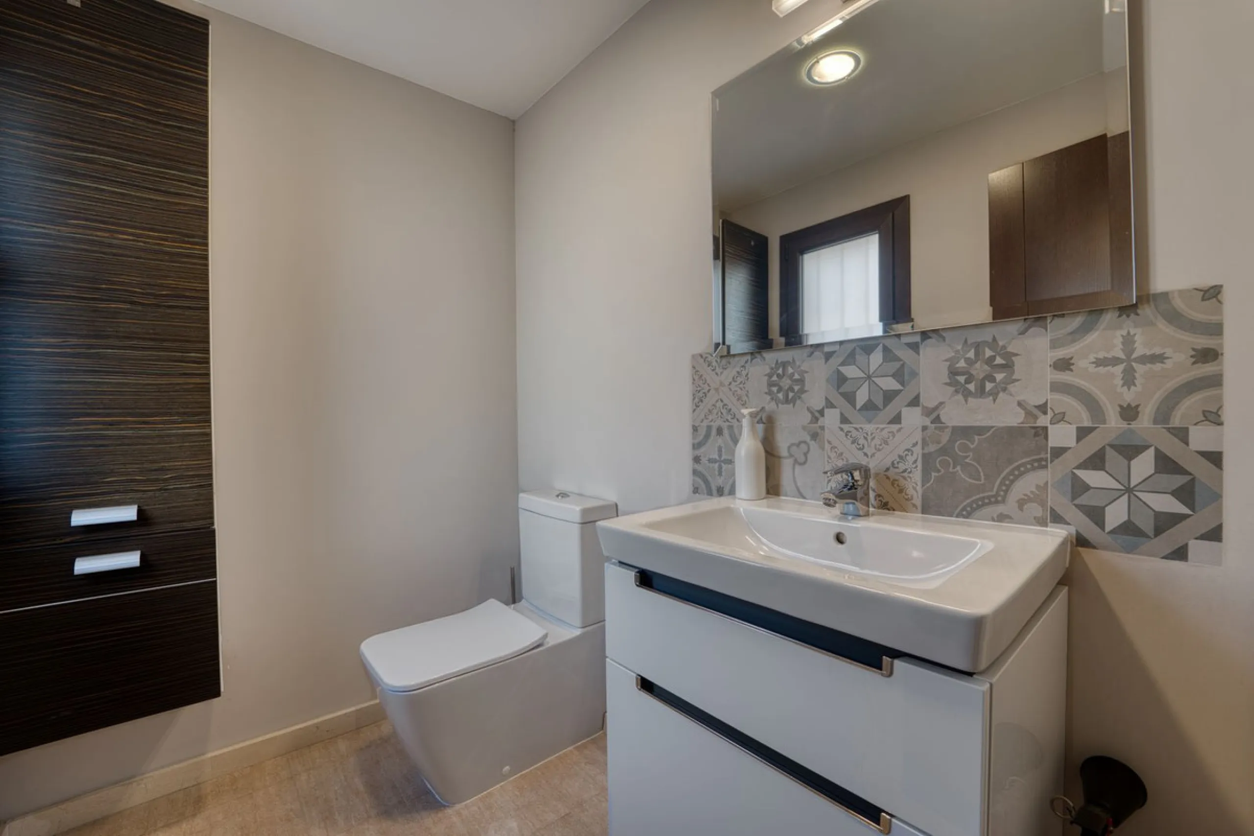 House - Detached Villa в продаже в Marbella, Málaga. В доме 5 спален и 4 ванных комнат. Площадь дома 418 м². Площадь участка 551 м²