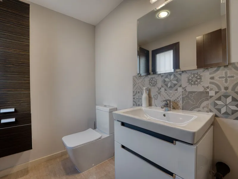 House - Detached Villa в продаже в Marbella, Málaga. В доме 5 спален и 4 ванных комнат. Площадь дома 418 м². Площадь участка 551 м²